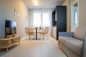 un soggiorno con un tavolo e un divano di Welc-ōM Green Building Business Padova a Padova