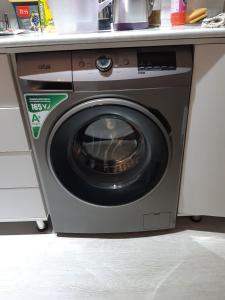 Center-Train Station-Airport في Toshkent-Passajir Bekati: وجود غسالة ملابس تحت كونتر في مطبخ