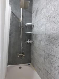 Et badeværelse på Comfy and Cosy Apartment + 44 billeder