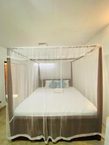 una litera con dosel en una habitación en Lagoon Home Stay, en Ahangama
