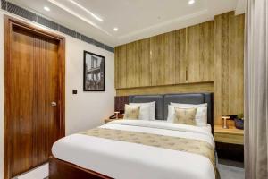 Un dormitorio con una cama grande con paredes de madera. en Hotel Tyche Inn- Luxury in Central Delhi, Near Connaught Place & New Delhi Station, en Nueva Delhi