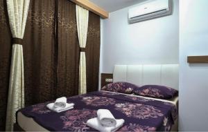 Giường trong phòng chung tại Amazing Apartment In Vodice With Wifi