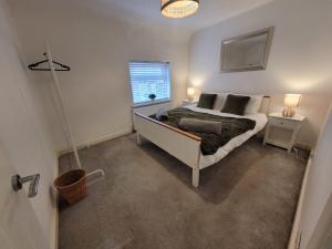 Ένα ή περισσότερα κρεβάτια σε δωμάτιο στο Cosy and Modern 1BR House in Stoke with Sofa Bed