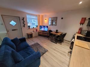 Μια τηλεόραση ή/και κέντρο ψυχαγωγίας στο Cosy and Modern 1BR House in Stoke with Sofa Bed +2 φωτογραφίες