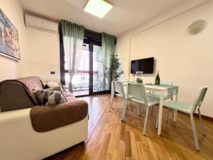 een woonkamer met een tafel en een bank bij DOCK OF THE BAY GENOVA, Stylish Apartment in the Heart of Genoa with Air Conditioning, Private free Garage, Harbour View, extra garage at 25,00 euro per night on request, Welcome kit Priority with Prosecco in Genua