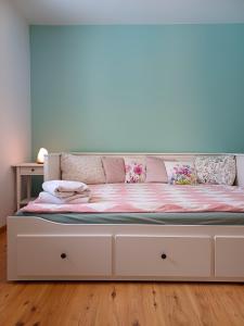 Ένα ή περισσότερα κρεβάτια σε δωμάτιο στο Zwierzogród