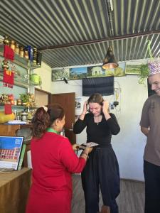 two women standing next to each other in a room at Sunrise View Homestay in Tānsing