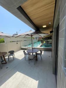 Bazén v ubytování Studio Design 3 Lions nebo v jeho okolí