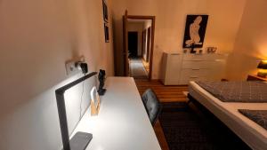 捷克布杰约维采Apartment Budweis 2kk České Budějovice的一间带床和书桌以及梳妆台的房间