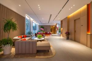 una sala de estar con un sofá y una mesa en W9-Hotel ShangHai PuDong Airport, en Shanghái
