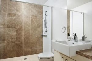 WarraweeWarrawee Garden - Premium 3 bedroom apartment的浴室里有洗手池、马桶和镜子。