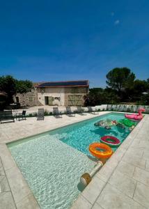 Bazén v ubytování Le Mas Jubilé nebo v jeho okolí
