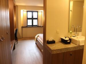 a bathroom with a sink and a mirror at HotelBurg Falkenberg in Falkenberg