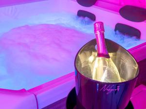 una botella de vino en un cubo de hielo en nakyro suite, en Pomigliano dʼArco 21 fotos más