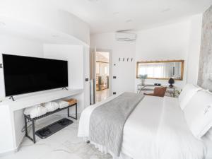 Μια τηλεόραση ή/και κέντρο ψυχαγωγίας στο nakyro suite