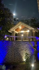 dom z basenem przed nim w nocy w obiekcie Nirvana Bhimashankar Jungle Resort w mieście Bhimashankar
