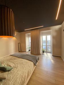 ein Schlafzimmer mit einem großen Bett und einem großen Fenster in der Unterkunft Casa dos Camilos - Douro View Terrace House in Peso da Régua + 27 Fotos