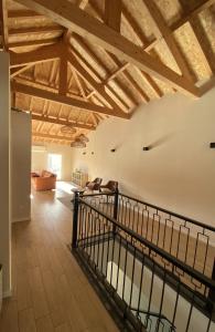 ein großes Wohnzimmer mit Holzdecken und -balken in der Unterkunft Casa dos Camilos - Douro View Terrace House in Peso da Régua