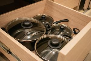 due pentole e padelle in un cassetto della cucina di Mostaza 316 - Lujo & Comodidad, Piscina, Gym, Parking en Av Centerario ad Armenia