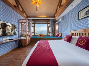 Una cama o camas en una habitación de Hidden Mountain Boutique Scenic Inn 14 fotos más