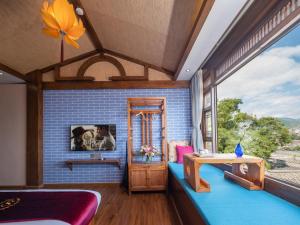 Una televisión o centro de entretenimiento en Hidden Mountain Boutique Scenic Inn