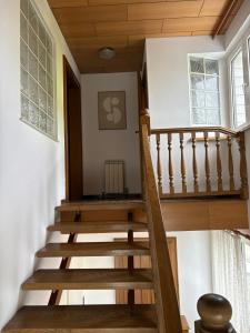 drewniana klatka schodowa w domu z oknem w obiekcie Danner Appartements Regau - Möblierte Langzeit- & Monteurapartments nahe Gmunden, Laakirchen, Salzburg & Wels I Vollmöbliert & mit Parkplatz w mieście Rutzenmoos
