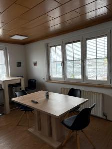sala konferencyjna z drewnianym stołem i krzesłami w obiekcie Danner Appartements Regau - Möblierte Langzeit- & Monteurapartments nahe Gmunden, Laakirchen, Salzburg & Wels I Vollmöbliert & mit Parkplatz w mieście Rutzenmoos