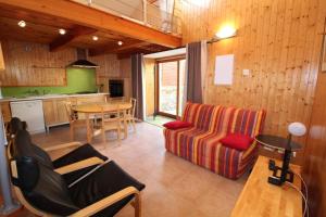 Chant De La Fontaine - La Bruyere في Saint-Laurent-les-Bains: غرفة معيشة بها أريكة وطاولة +6 صور