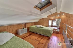 Chant De La Fontaine - La Bruyere في Saint-Laurent-les-Bains: غرفة نوم بسريرين ونور