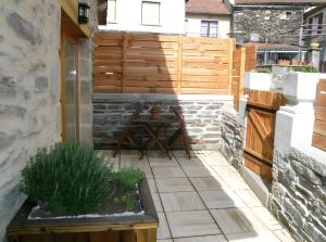 Chant De La Fontaine - La Bruyere في Saint-Laurent-les-Bains: فناء صغير مع طاولة وسياج