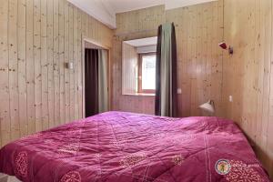 En eller flere senge i et værelse på Chant De La Fontaine - La Bruyere