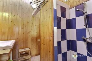 Chant De La Fontaine - La Bruyere في Saint-Laurent-les-Bains: حمام مع حوض وجدران خشبية