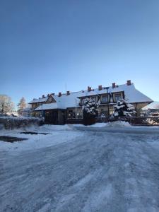 Το Ośrodek Wypoczynkowo-Dydaktyczno-Konferencyjny τον χειμώνα