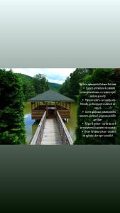 una foto di un gazebo nell'acqua di Cabana Schinda a Cheia