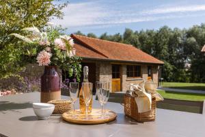 HarelbekeにあるHuswell - Authentic Serene Vacation Hideaway with Pondのワイングラスと花瓶 +36枚の写真