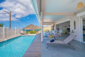 Villa Macaré في Quartier du Fond Fleuri: فيلا بمسبح مطلة على المحيط