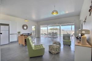 Villa Macaré في Quartier du Fond Fleuri: مطبخ وغرفة معيشة مطلة على المحيط