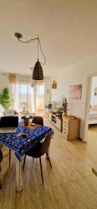 ein Wohnzimmer mit Tisch und Küche in der Unterkunft Marveo in La Oliva