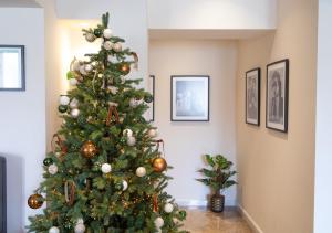 un albero di Natale con sopra degli ornamenti in una stanza di El Doris Boutique Living a Marsaskala