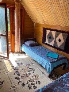 Ένα ή περισσότερα κρεβάτια σε δωμάτιο στο Котеджі Сім Вітрів