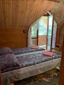 Ένα ή περισσότερα κρεβάτια σε δωμάτιο στο Котеджі Сім Вітрів