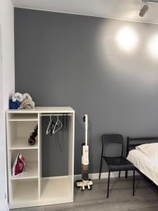 伊万诺-弗兰科夫斯克Smart Modern loft apartments 1的卧室配有白色橱柜、床和椅子 更多2张照片