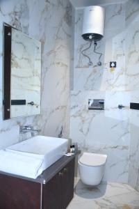 Ένα μπάνιο στο Hotel Rosemary Inn