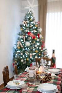 Villa del Pino, Terrazza vista Mare في مينتورنو: طاولة عيد الميلاد مع شجرة عيد الميلاد في الخلفية