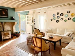 una sala de estar con un sofá y una mesa en Country House With Swimming Pool In Morvan, en Lucenay-lʼÉvêque