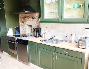 Una cocina o cocineta en Country House With Swimming Pool In Morvan