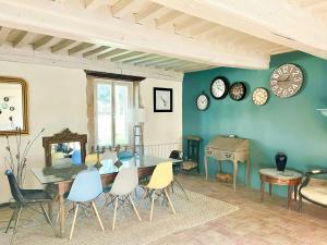 Un lugar para sentarse en Country House With Swimming Pool In Morvan