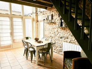 Un lugar para sentarse en Country House With Swimming Pool In Morvan