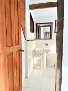 un bagno con lavandino e specchio di Jacking Horse Homestay a General Luna