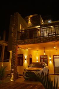 un coche aparcado delante de una casa por la noche en Ceylon Good Vibes Villa, en Dikwella